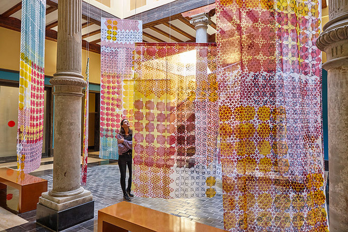 Archivo - La artista Isabel Flores expone en la sala de arte El Brocense de Cáceres sus instalaciones en textil, papel y forja