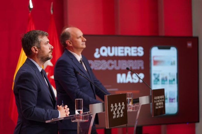 El consejero de Presidencia, Justicia y Administración Local, Miguel Ángel García Martín, junto al consejero de Digitalización