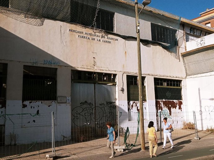 Estado actual del antiguo mercado de Puerta de la Carne, junto al Puente de San Bernardo, sin uso desde hace años.
