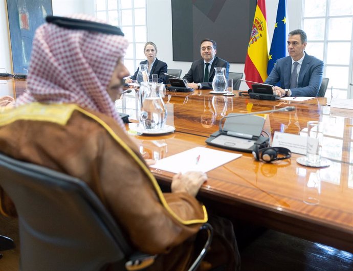 El presidente del Gobierno, Pedro Sánchez (d), y el ministro de Asuntos Exteriores, Unión Europea y Cooperación, José Manuel Albares (c).