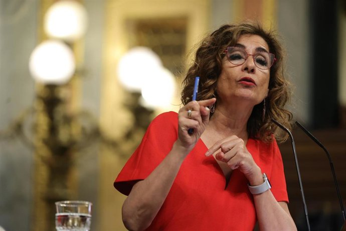La vicepresidenta primera y ministra de Hacienda, María Jesús Montero, interviene durante la sesión de control al Gobierno, en el Congreso de los Diputados, a 29 de mayo de 2024, en Madrid (España).