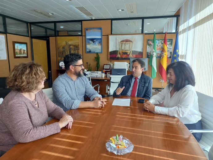 El delegado de Desarrollo Educativo y FP de la Junta en Huelva, Carlos Soriano, con algunos de los participantes de este programa de movilidad.