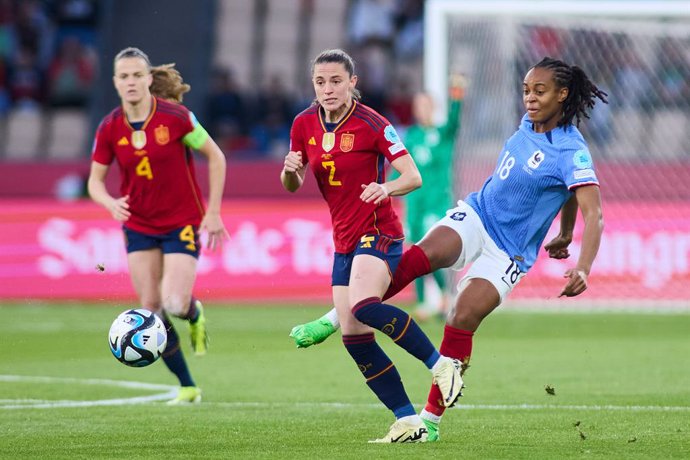 Archivo - Marie-Antoinette Katoto of France and Ona Batlle of Spain in action during the Final UEFA Womens Nations League match played between Spain and France at La Cartuja stadium on February 28, 2024, in Sevilla, Spain.