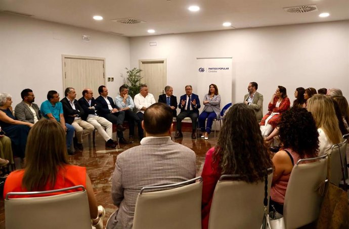 Reunión de Carmen Crespo con empresarios del sector agrícola, junto a Juan Ignacio Zoido, Adolfo Molina y Salvador Fuentes, entre otros cargos del PP.
