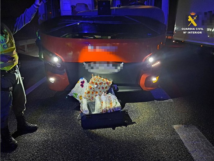 Detenida en Segovia una mujer que viajaba en autobús con nueve kilos de marihuana en su maleta.