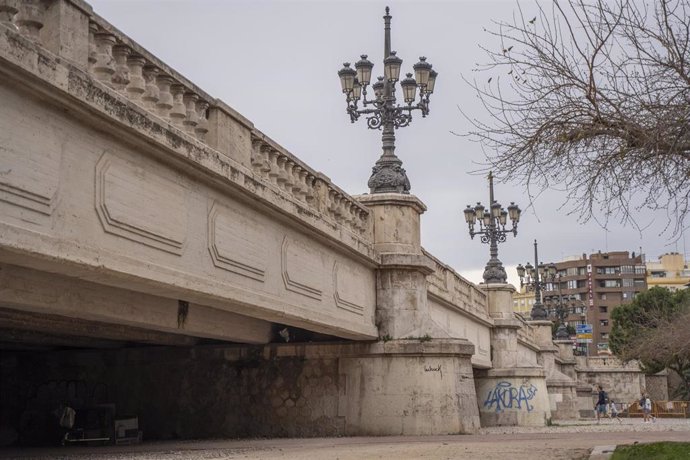 Archivo - Vista del Puente del Ángel