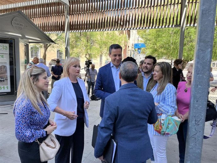 Raúl de la Hoz conversa con afiliados y simpatizantes del PP, en Zamora.