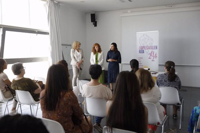 La delegada de Empleo, Maía Dolores Gálvez (dcha.), durante el encuentro con mujeres de La Rambla.