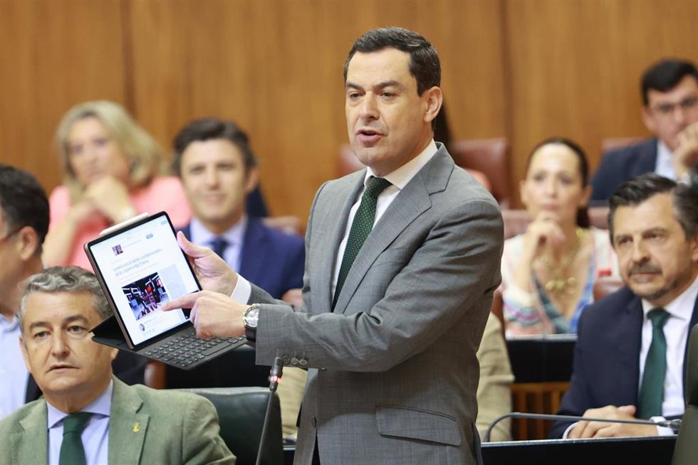 El presidente de la Junta de Andalucía, Juanma Moreno, interviene en la segunda jornada del Pleno del Parlamento andaluz. A 29 de mayo de 2024, en Sevilla (Andalucía, España). Segunda jornada de Pleno, con Sesión de Control al Gobierno y preguntas de lo