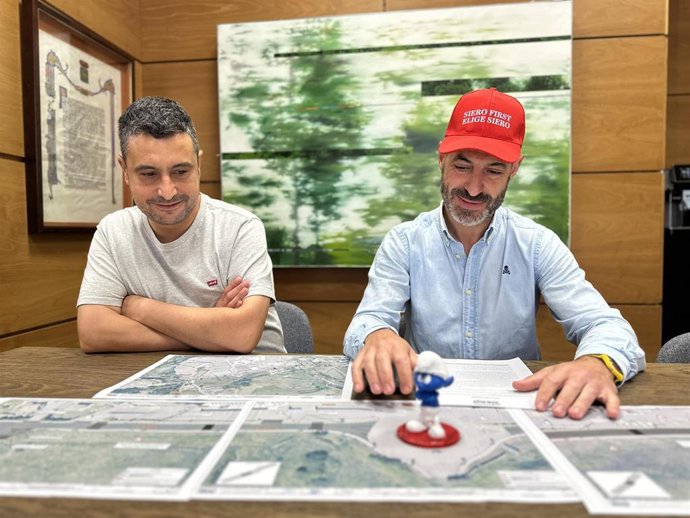 El alcalde de Siero, Ángel García, el concejal de Infraestructuras Urbanas, Limpieza Viaria y Residuos Sólidos Urbanos, y Parques y Jardines, Javier Rodríguez.