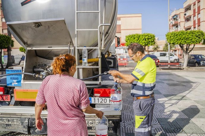 Suministro de agua potable con camiones cisterna en Roquetas de Mar (Almería).