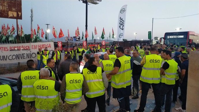 Concentración durante la huelga de los conductores de los autobuses urbanos de Granada.