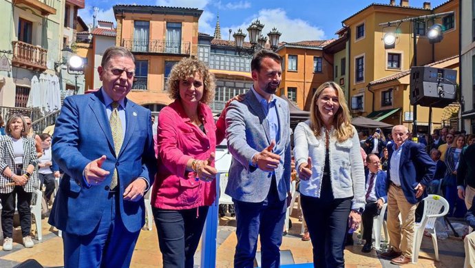 La cabeza de lista del PP a las elecciones europeas, Dolors Montserrat, acompañada por Susana Solís, miembro de su candidatura; el presidente del PP asturiano, Álvaro Queipo; y el alcalde de Oviedo, Alfredo Canteli.