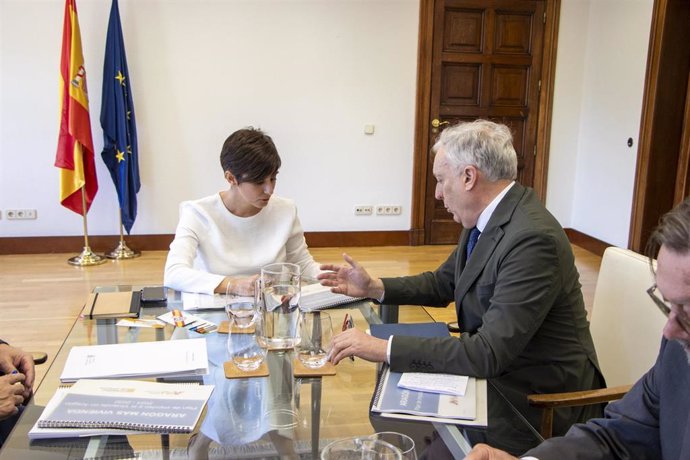 La ministra de Vivienda y Agenda Urbana, Isabel Rodríguez, junto al consejero de Fomento, Vivienda, Movilidad y Logística del Gobierno de Aragón, Octavio López, durante una reunión en la sede del Ministerio de Vivienda. En Madrid a 29 de Mayo de 2024.