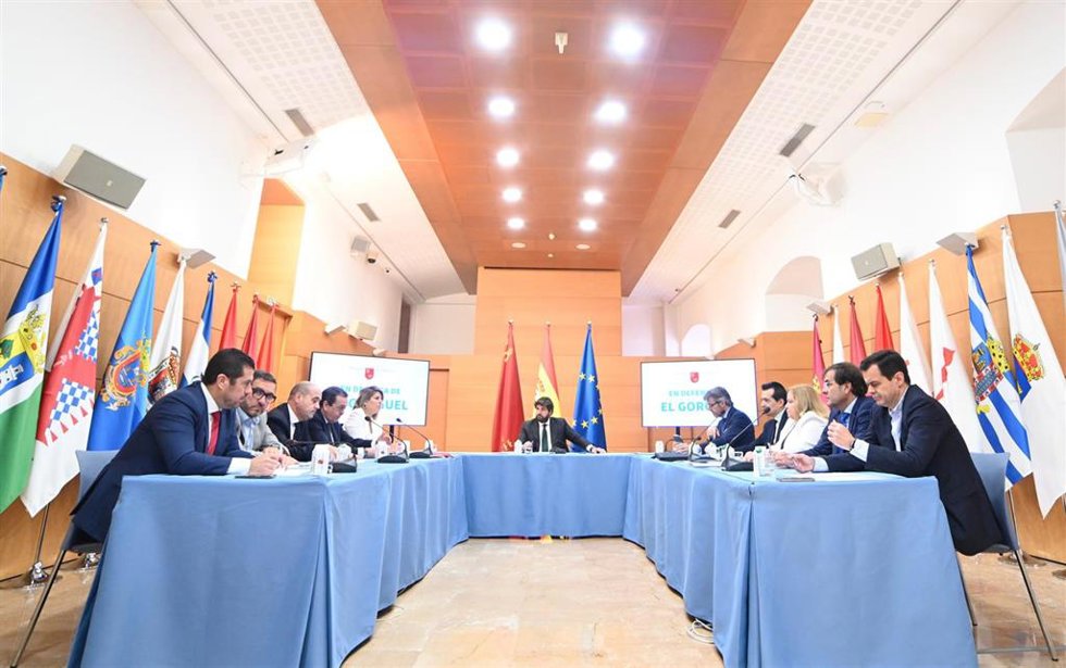 López Miras presidió hoy en San Esteban la reunión para analizar las consecuencias del carpetazo del Gobierno central al proyecto de El Gorguel