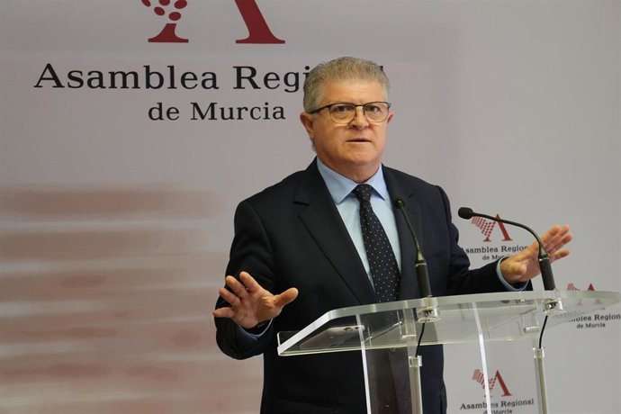 El secretario general del PSOE y portavoz del Grupo Parlamentario Socialista, José Vélez