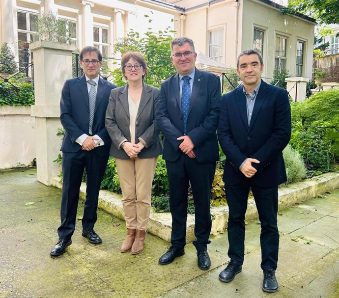 El conseller de Agricultura, Pesca y Medio Natural, Joan Simonet, se reúne en Londres con la consellera de Agricultura, Pesca y Alimentación en la embajada de España en el Reino Unido, Alicia Villauriz.