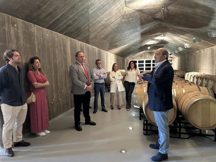 El consejero de Agricultura visita los viñedos y bodega de la nueva Denominación de Origen 'Rosalejo'.