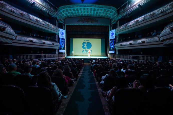 Auditorio del Teatro Principal durante la conmemoración del 80 Aniversario de Vithas Alicante