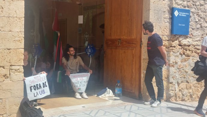 Estudiantes encadenados a las puertas del rectorado de la UIB en Son Lledó.