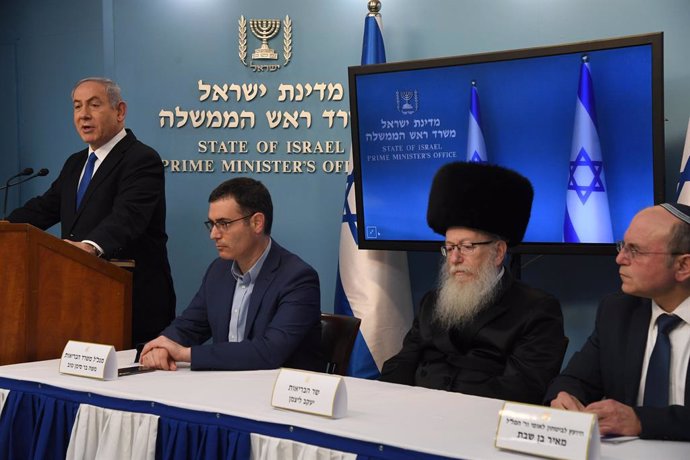 Archivo - March 11, 2020, Jerusalem, Israel: Prime Minister BENJAMIN NETANYAHU (L) remarks at a joint statements with Health Minister YAAKOV LITZMAN (2nd R), National Security Council head MEIR BEN SHABBAT (R) and Health Ministry Director General MOSHE BA
