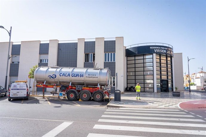 Un camión cisterna abastece de agua potable a la residencia de mayores Virgen del Rosario de Roquetas de Mar (Almería).