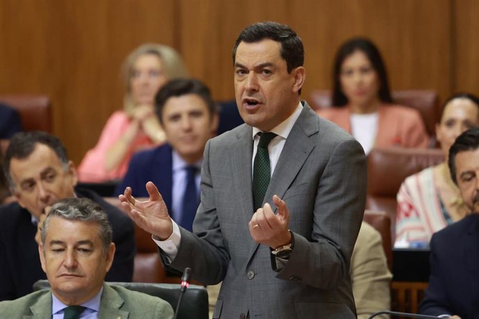 El presidente de la Junta de Andalucía, Juanma Moreno, este miércoles en el Pleno del Parlamento.