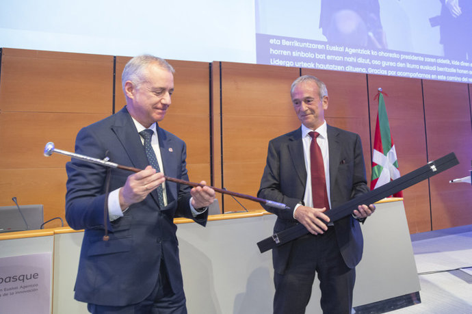 El Lehendakari, Iñigo Urkullu, recibe la makila en la Asamblea de Innobasque