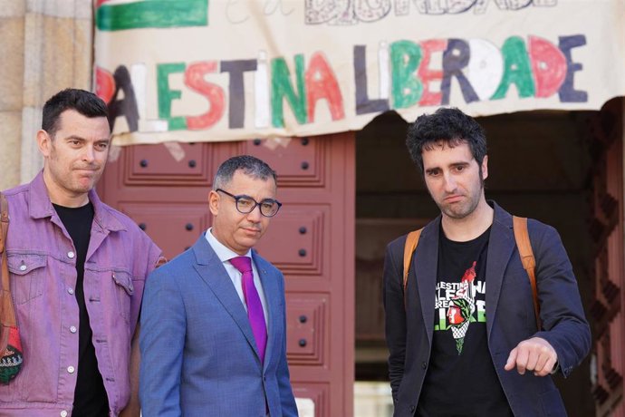 El primer secretario de la Embajada Palestina, Khaldun Almassari, visita a los estudiantes acampados en la Facultad de Historia de la USC.
