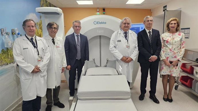 El Hospital Clínico pone en marcha un modelo único en Europa de radiocirugía Gamma Knife que tratará a alrededor de 750 pacientes al año