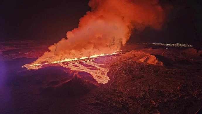 Archivo - February 8, 2024, Reykjanes Peninsula, Iceland: Renewed volcanic and magma flows from a fissure eruption at Sundhnúkar Volcano on the Reykjanes Peninsula, February 8, 2024 in SÃlingarfell, Iceland. The eruption in Reykjanes peninsula disrupted 