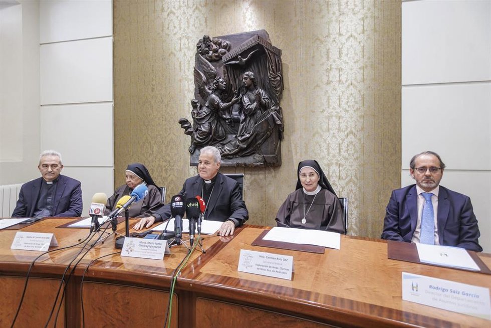 (I-D) El vicario judicial de la archidiócesis de Burgos, Donato Miguel Gómez Arce; la presidenta federal de las Hermanas Clarisas de Nuestra Señora de Aránzazu, Madre María Javier Soto; el arzobispo de Burgos, Mario Iceta; la secretaria federal de las H
