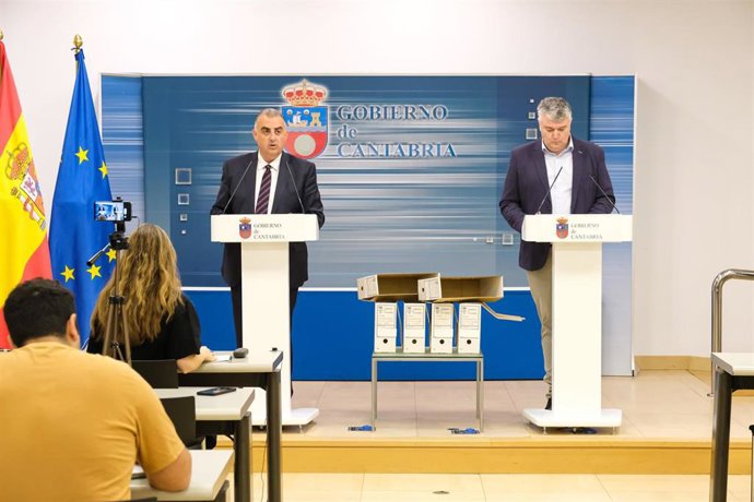 Los consejeros de Fomento, Ordenación del Territorio y Medio Ambiente, Roberto Media, y de Economía, Hacienda y Fondos Europeos, Luis Ángel Agüeros, informan, en rueda de prensa, sobre el pago de la deuda de las ayudas a la rehabilitación de vivienda.