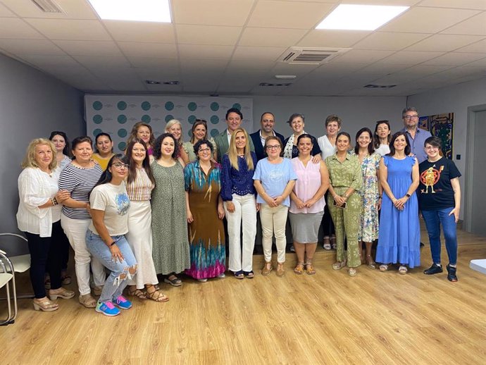 El delegado territorial de Empleo, Empresa y Trabajo Autónomo de la Junta en Cádiz, Daniel Sánchez, con las alumnas del último curso del programa 'Preparadas' en Ubrique