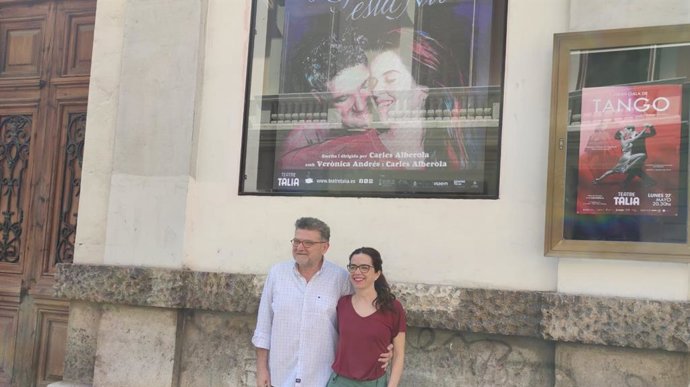 Carles Alberola y la actriz Verónica Andrés presentan 'Regala'm esta nit' en Teatre Talia