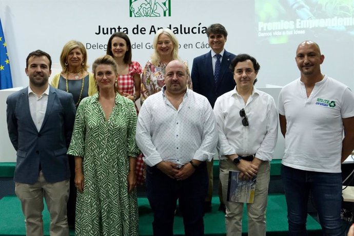 Mercedes Colombo con los finalistas de los XI Premios Emprendemos Top50 de la Junta en Cádiz.