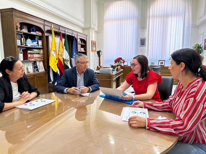 El alcalde de Rincón de la Victoria, Francisco Salado, la edil de Bienestar Social, Olga Cervantes, y miembros del proyecto.
