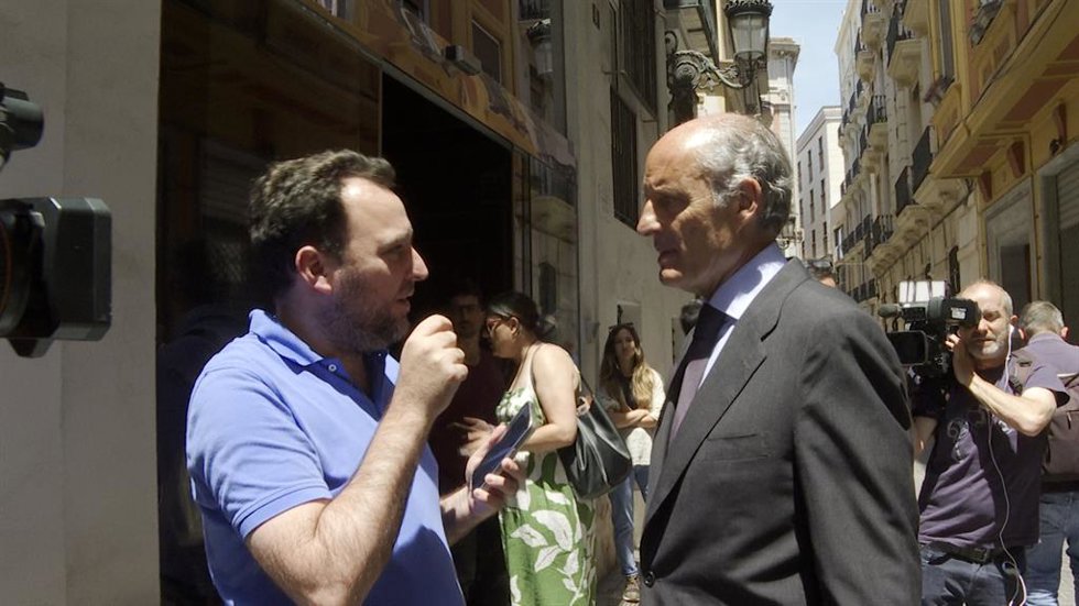 Camps a Sánchez: "Debe dar explicaciones como he venido haciendo yo desde el min