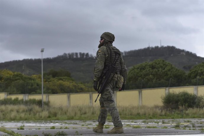 Archivo - Un militar durante un ejercicio