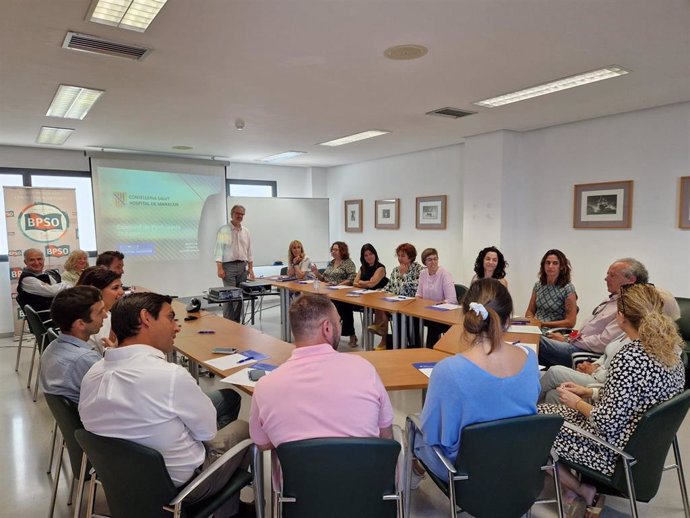 Asistentes a la presentación de la Memoria de actividad 2023 y el Plan director del Hospital de Manacor en la Comisión de Participación Ciudadana.