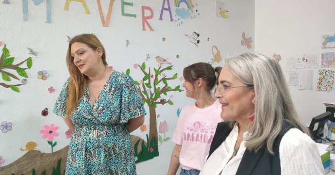 La diputada provincial Pepa González Bayo (derecha), en el transcurso de una visita realizada a la Asociación de Familiares de enfermos de Alzheimer (AFA), en Valverde del Camino, junto a la alcaldesa de la localidad, Syra Senra.
