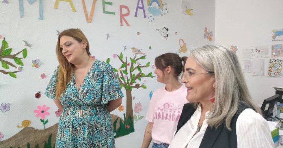 La diputada provincial Pepa González Bayo (derecha), en el transcurso de una visita realizada a la Asociación de Familiares de enfermos de Alzheimer (AFA), en Valverde del Camino, junto a la alcaldesa de la localidad, Syra Senra.