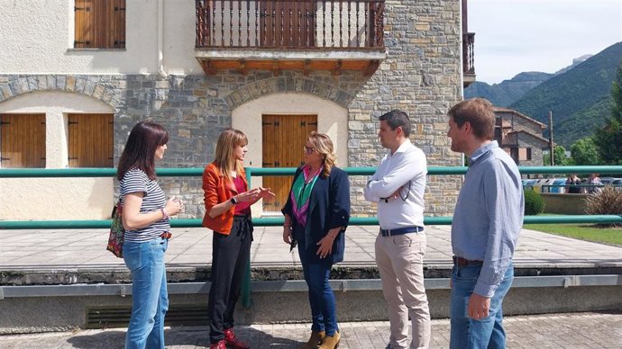 La candidata del PSOE a las elecciones europeas, Rosa Serrano, en su visita a Biescas.