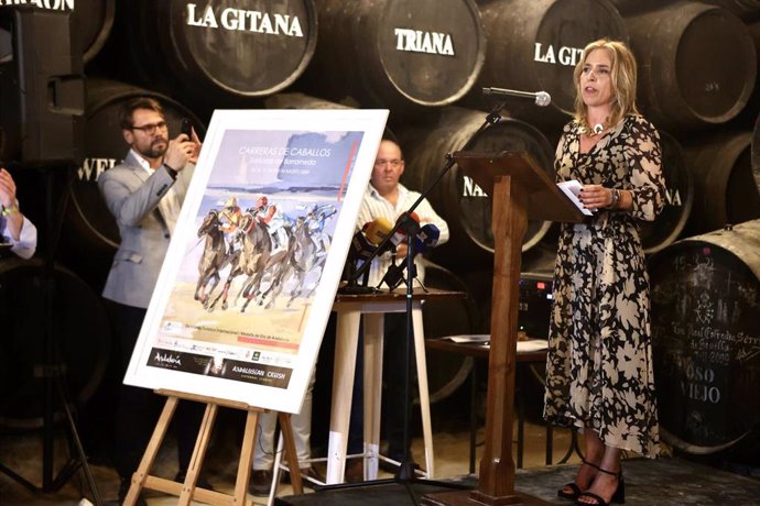 Almudena Martínez, presidenta de la Diputación, en la presentación del cartel de las Carreras de Caballos de Sanlúcar.