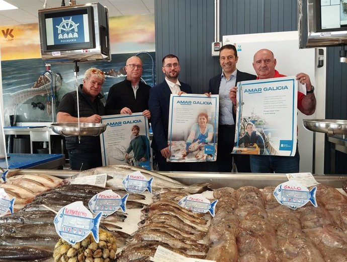 El conselleiro do Mar, Alfonso Villares, visita el grupo de pescaderías Armadores del Norte.