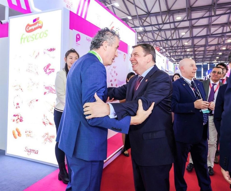 Luis Planas, Ministro de Agricultura, Pesca y Alimentación (derecha) saluda al director de Nuevos Negocios de Campofrío Frescos, Ricardo Estéfano en Sial