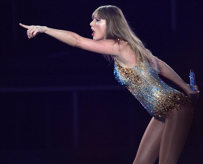 Archivo - Taylor Swift dirigiéndose al público un concierto 