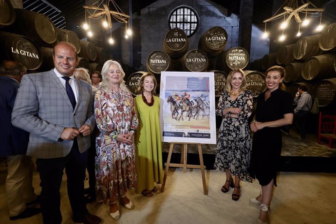 Mercedes Colombo junto con delegados territoriales de la Junta y la presidenta de Diputación en la presentación del cartel de las Carreras de Caballos de Sanlúcar.