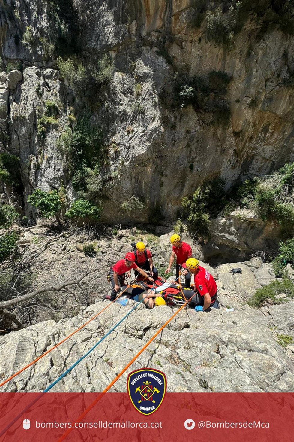 Bomberos de Mallorca participan en rescate de un hombre accidentado en el Torrent d'Almadr.
