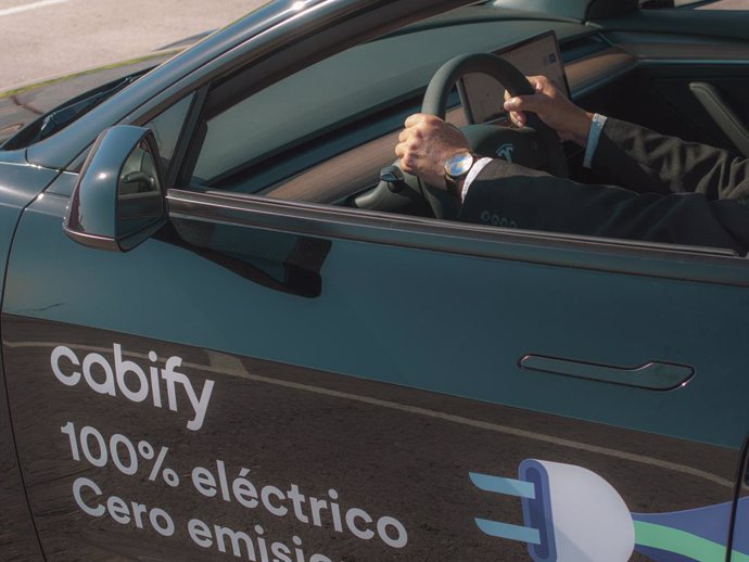 Archivo - Conductor en un vehículo de Cabify